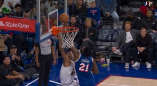 开云应用-这也行？恩比德明显干扰球裁判没吹 好像还动手拉纳吉球衣了