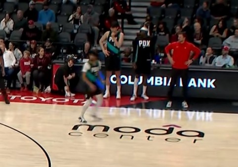 开云应用-杨瀚森最后时刻场边等待出场 可惜未能获得机会